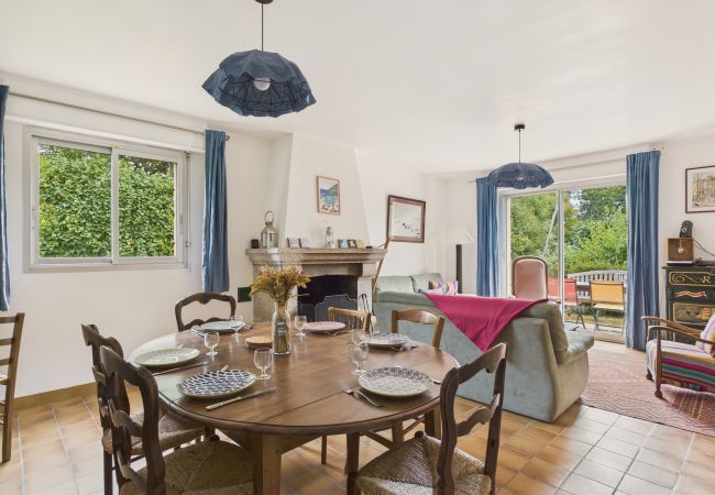 Maison à N&eacutevez - Plage 800m, maison pour 11 avec jardin