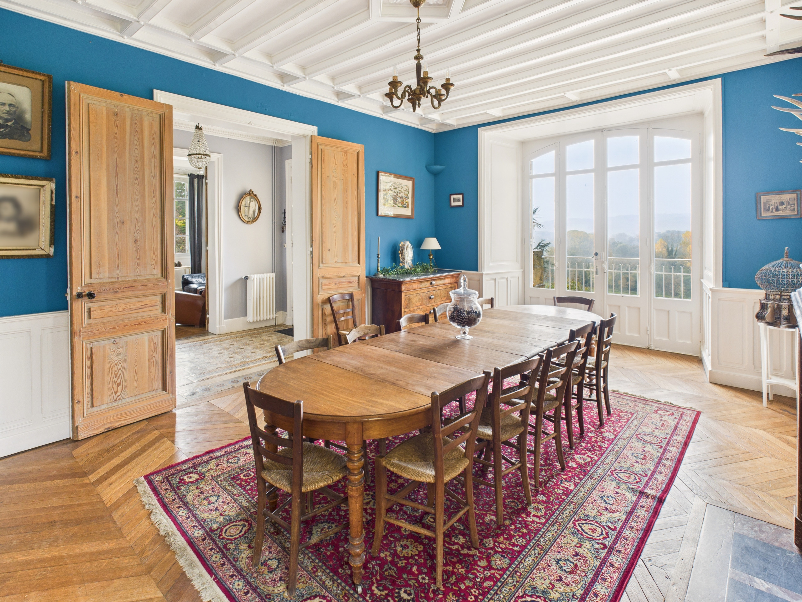  à Saint-Léon-sur-Vézère - Grand manoir avec terrasse et piscine pour 10