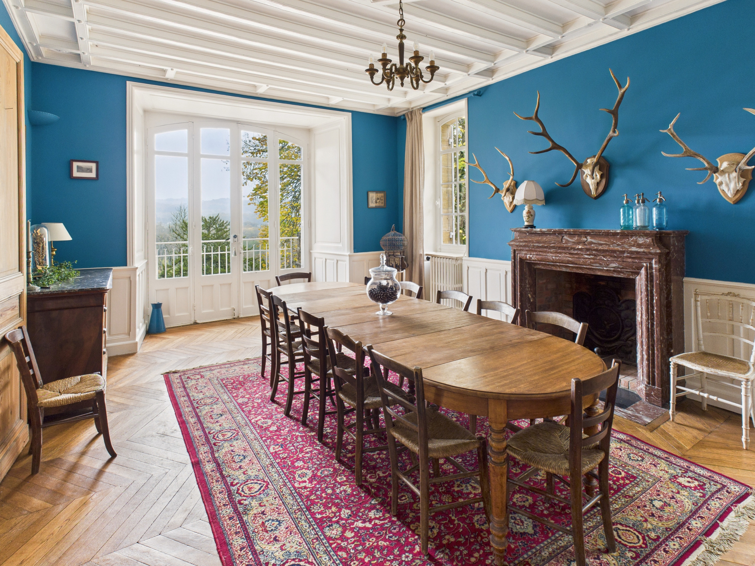  à Saint-Léon-sur-Vézère - Grand manoir avec terrasse et piscine pour 10