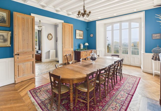 Maison à Saint-Léon-sur-Vézère - Grand manoir avec terrasse et piscine pour 10