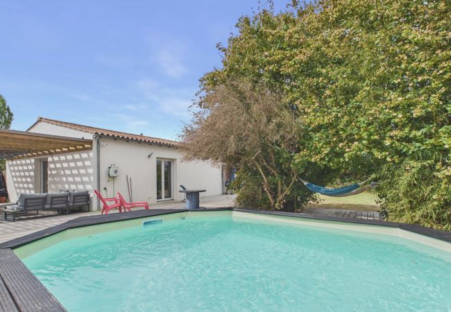 Maison à Angles - Maison piscine & grand jardin face aux chevaux