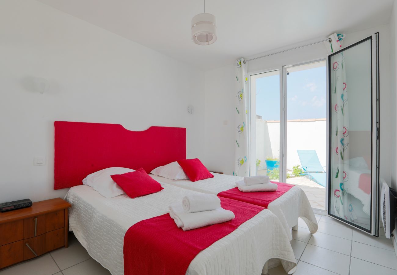 Maison mitoyenne à La Flotte - Maison confortable pour 10 à deux pas du village
