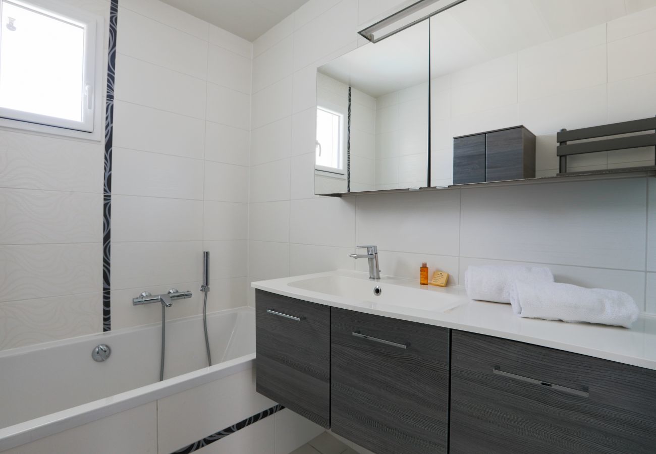Maison mitoyenne à La Flotte - Maison confortable pour 10 à deux pas du village