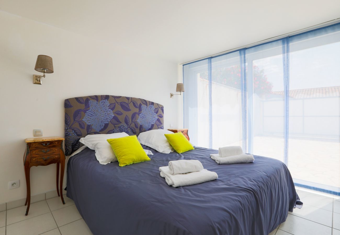 Maison mitoyenne à La Flotte - Maison confortable pour 10 à deux pas du village