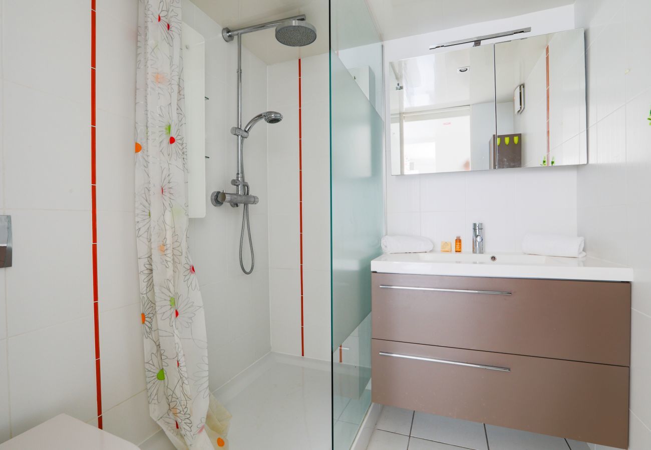 Maison mitoyenne à La Flotte - Maison confortable pour 10 à deux pas du village