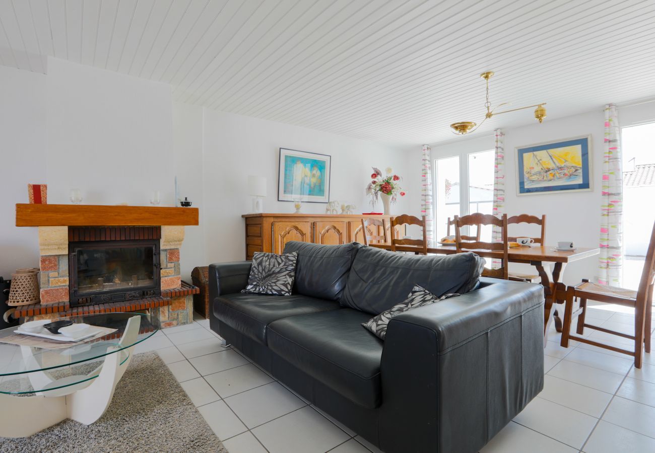 Maison mitoyenne à La Flotte - Maison confortable pour 10 à deux pas du village