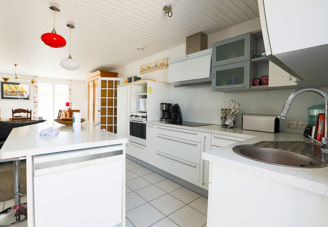 Maison mitoyenne à La Flotte - Maison confortable pour 10 à deux pas du village