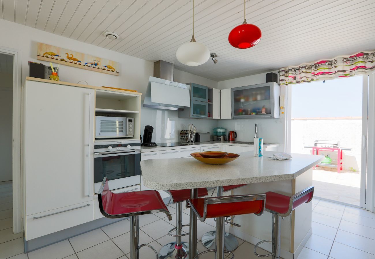 Maison mitoyenne à La Flotte - Maison confortable pour 10 à deux pas du village