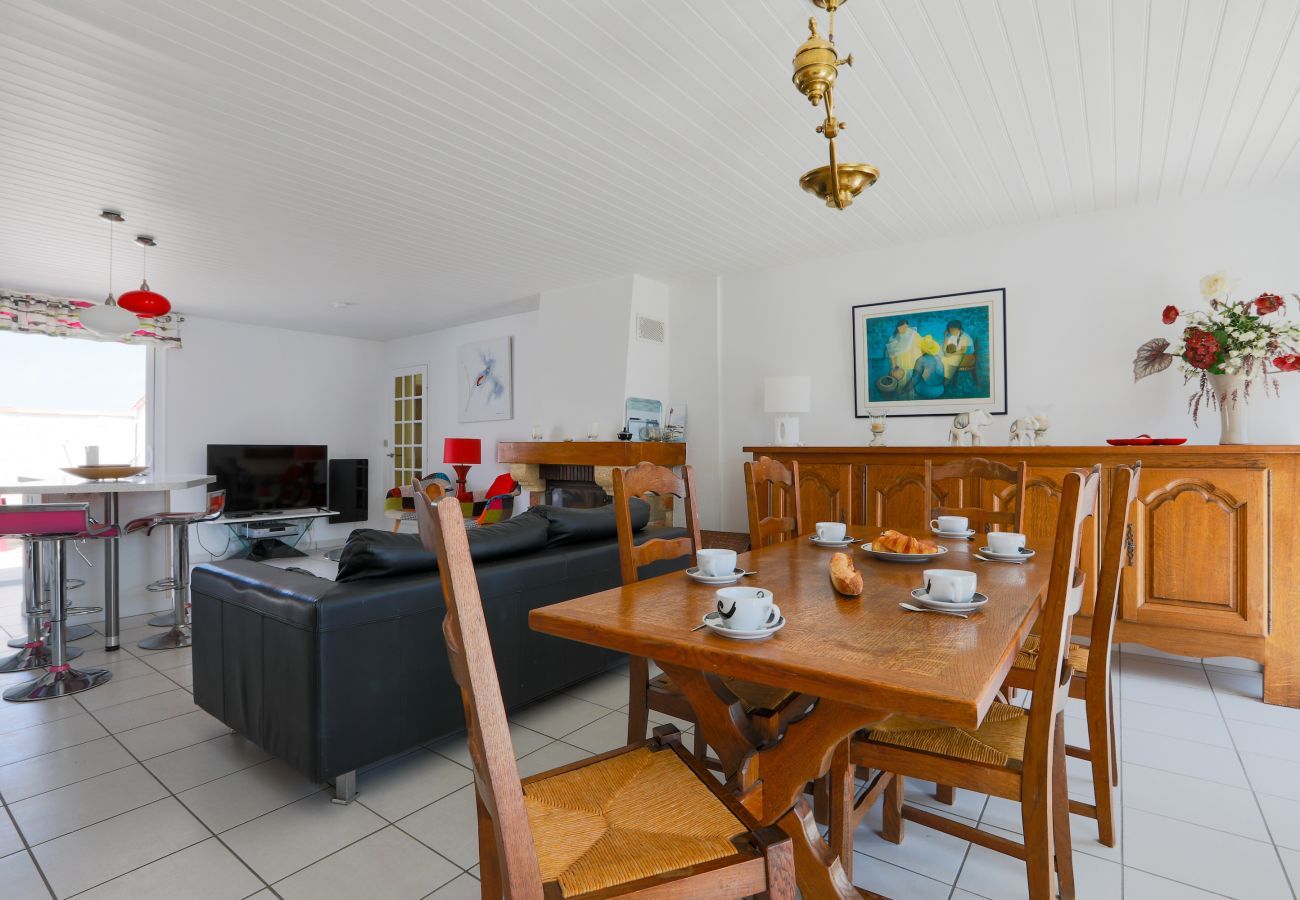 Maison mitoyenne à La Flotte - Maison confortable pour 10 à deux pas du village
