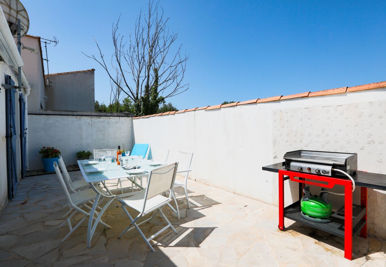 Maison mitoyenne à La Flotte - Maison confortable pour 10 à deux pas du village