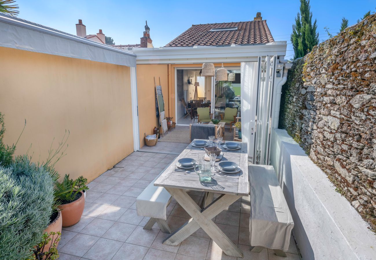Maison mitoyenne à La Bernerie-en-Retz - Plage à 450m, maison mitoyenne+ jardin clos pour 4