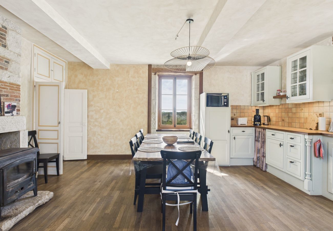 Maison à Gabillou - À la campagne, belle maison pour 8 avec piscine