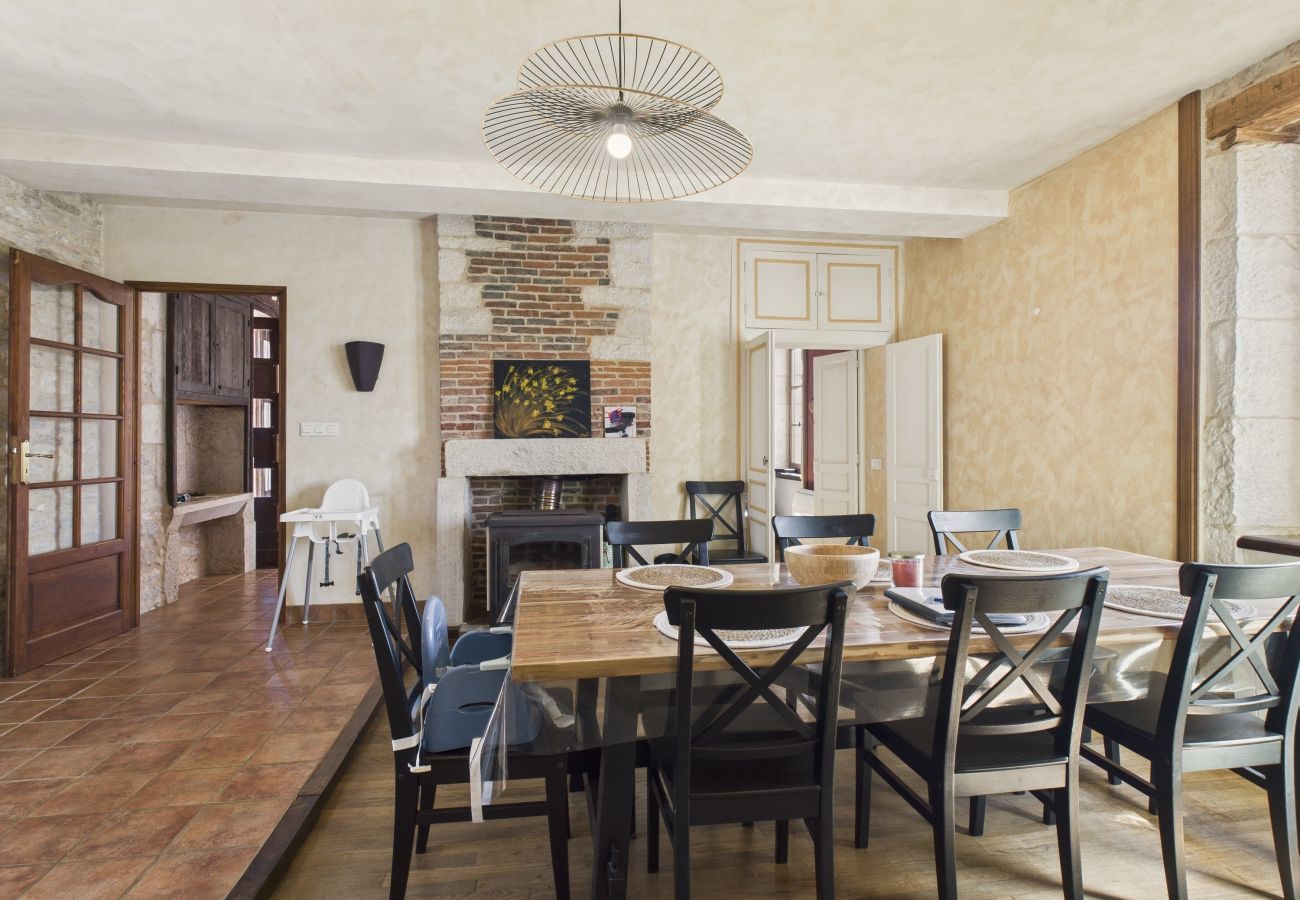 Maison à Gabillou - À la campagne, belle maison pour 8 avec piscine