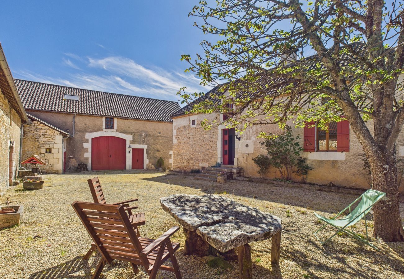 Maison à Gabillou - À la campagne, belle maison pour 8 avec piscine