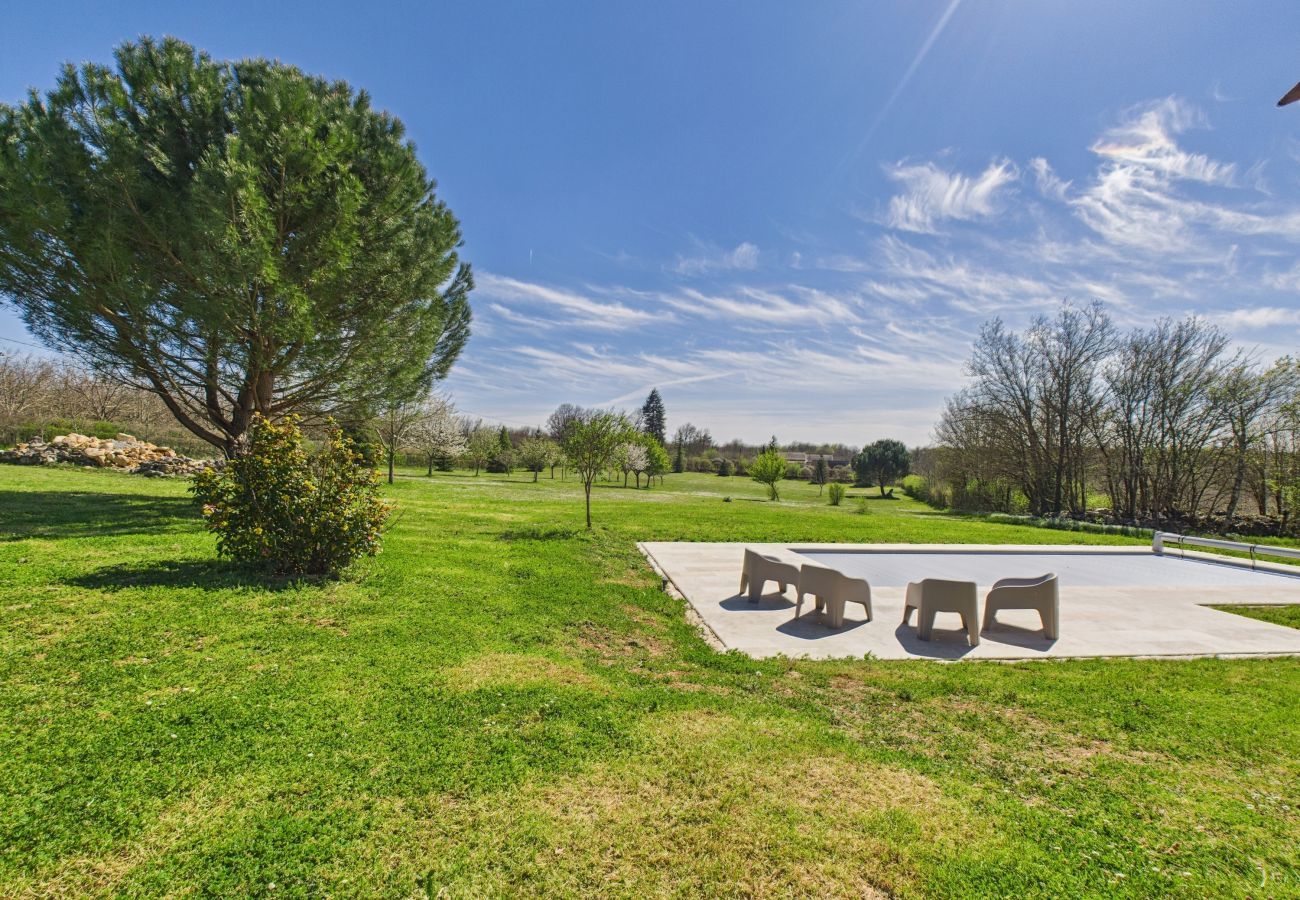 Maison à Gabillou - À la campagne, belle maison pour 8 avec piscine