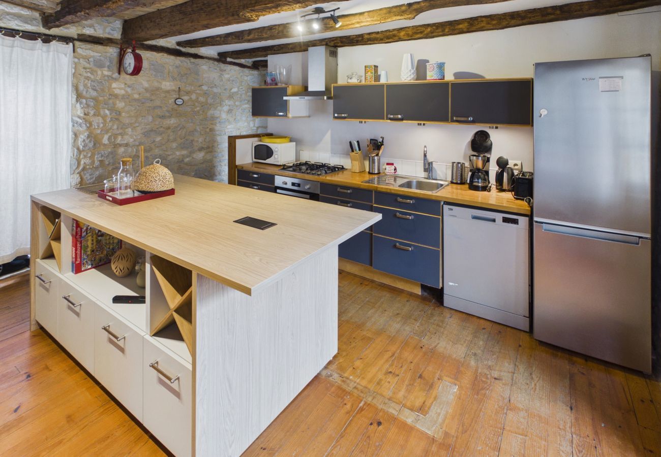 Maison à Coly - Coeur de village, maison pour 8 avec piscine