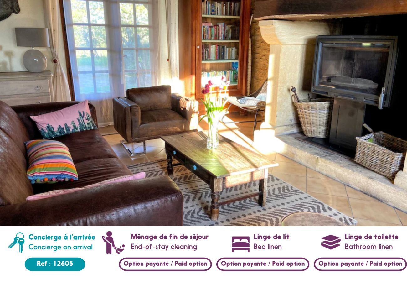 Maison à Plazac - Maison en pierre avec piscine et grand jardin