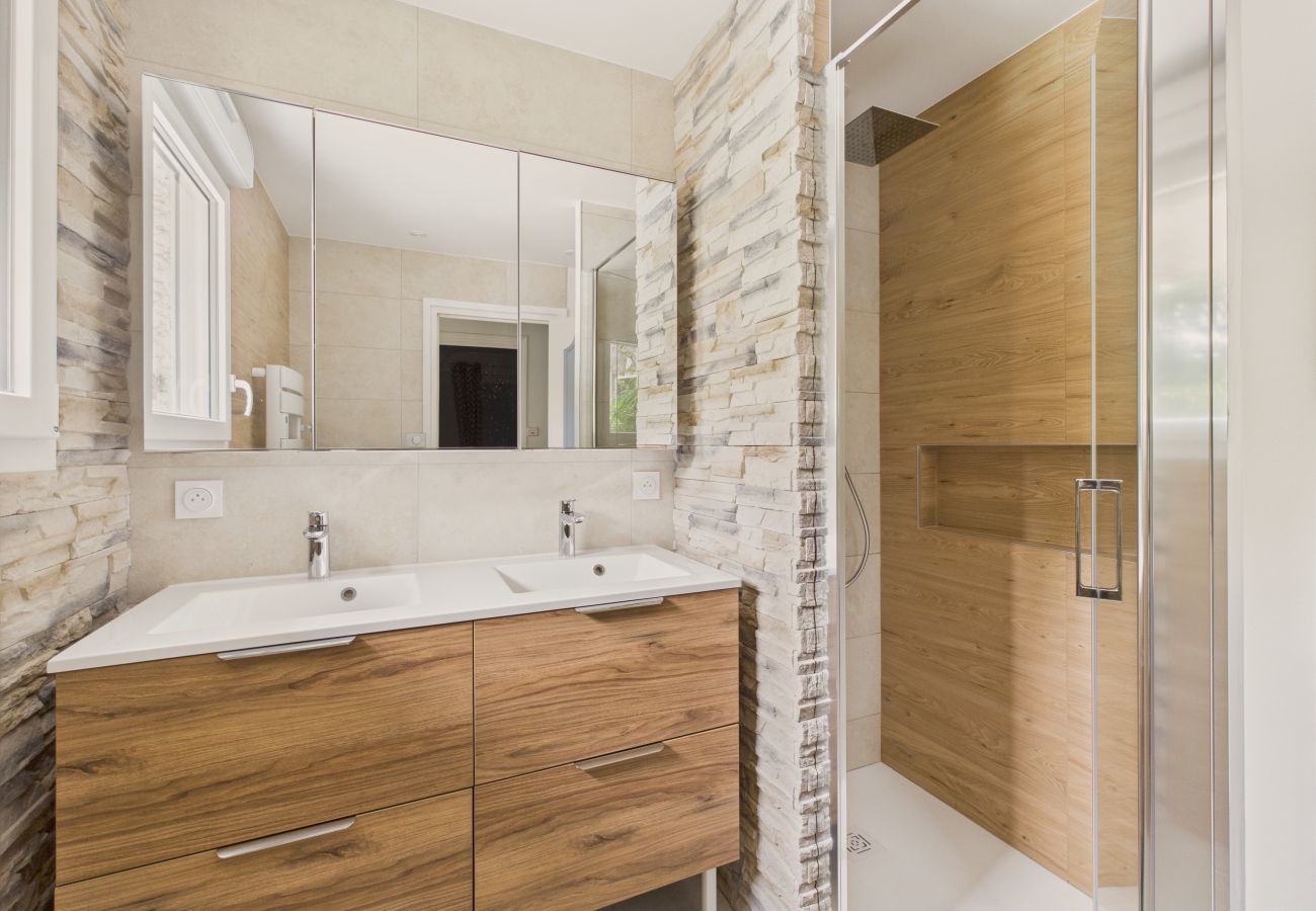 Maison à Pleuven - Piscine chauffée,  Grand jardin,  maison pour 8