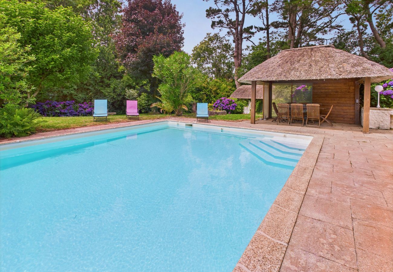 Maison à Pleuven - Piscine chauffée,  Grand jardin,  maison pour 8