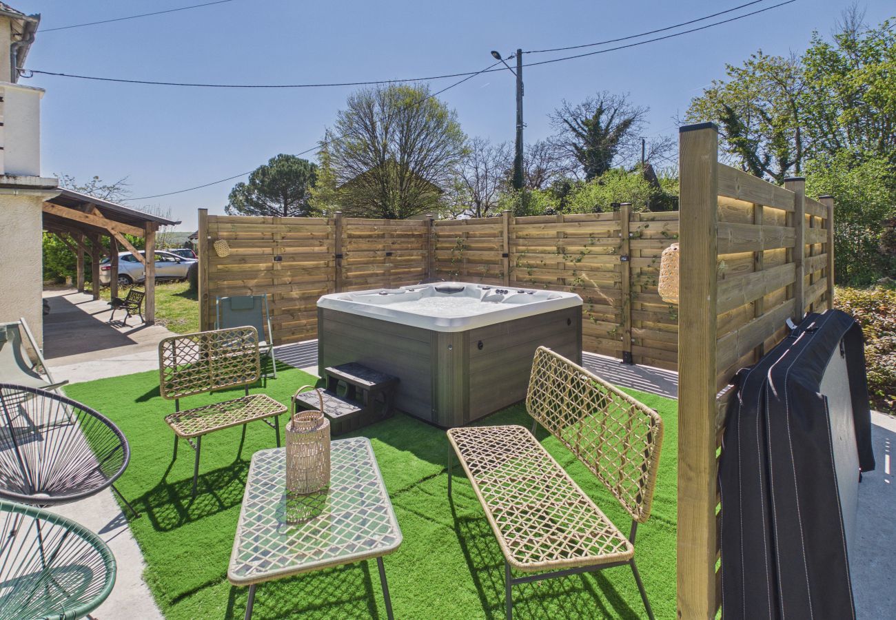Maison à Terrasson-Lavilledieu - Grand jardin, terrasse et jacuzzi - maison pour 7