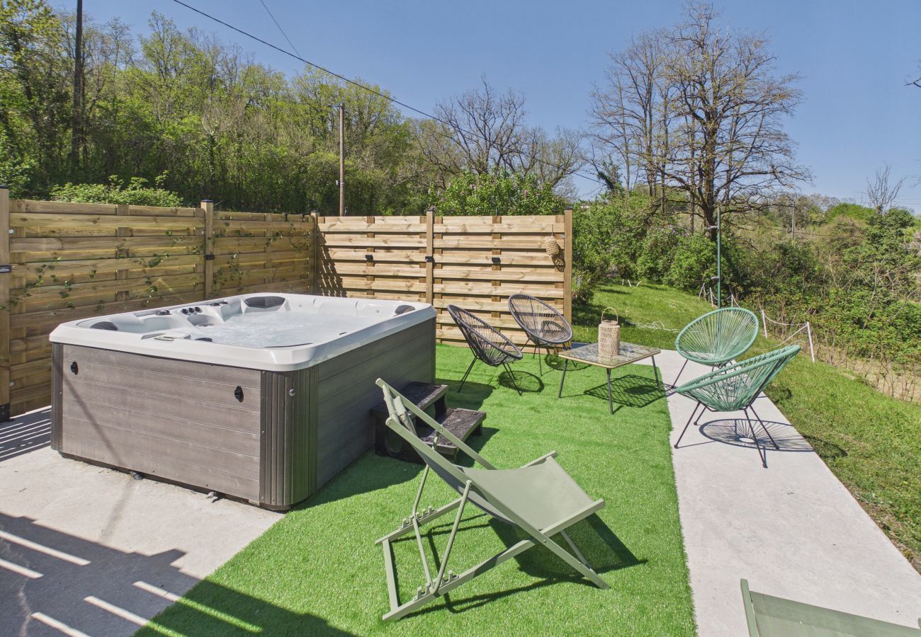 Maison à Terrasson-Lavilledieu - Grand jardin, terrasse et jacuzzi - maison pour 7