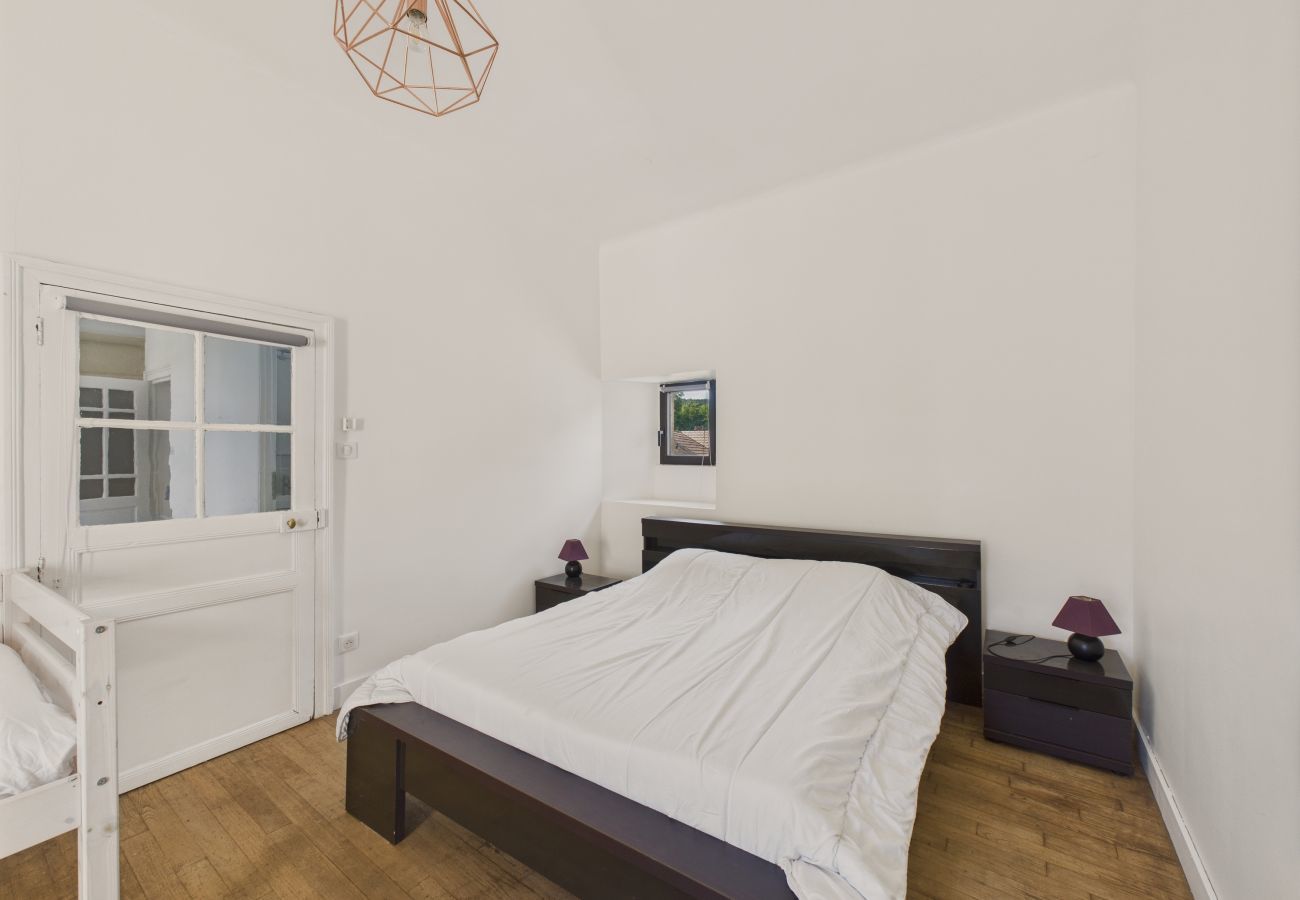 Maison à Saint-Léon-sur-Vézère - Maison pour 5 avec cour extérieure dans le centre