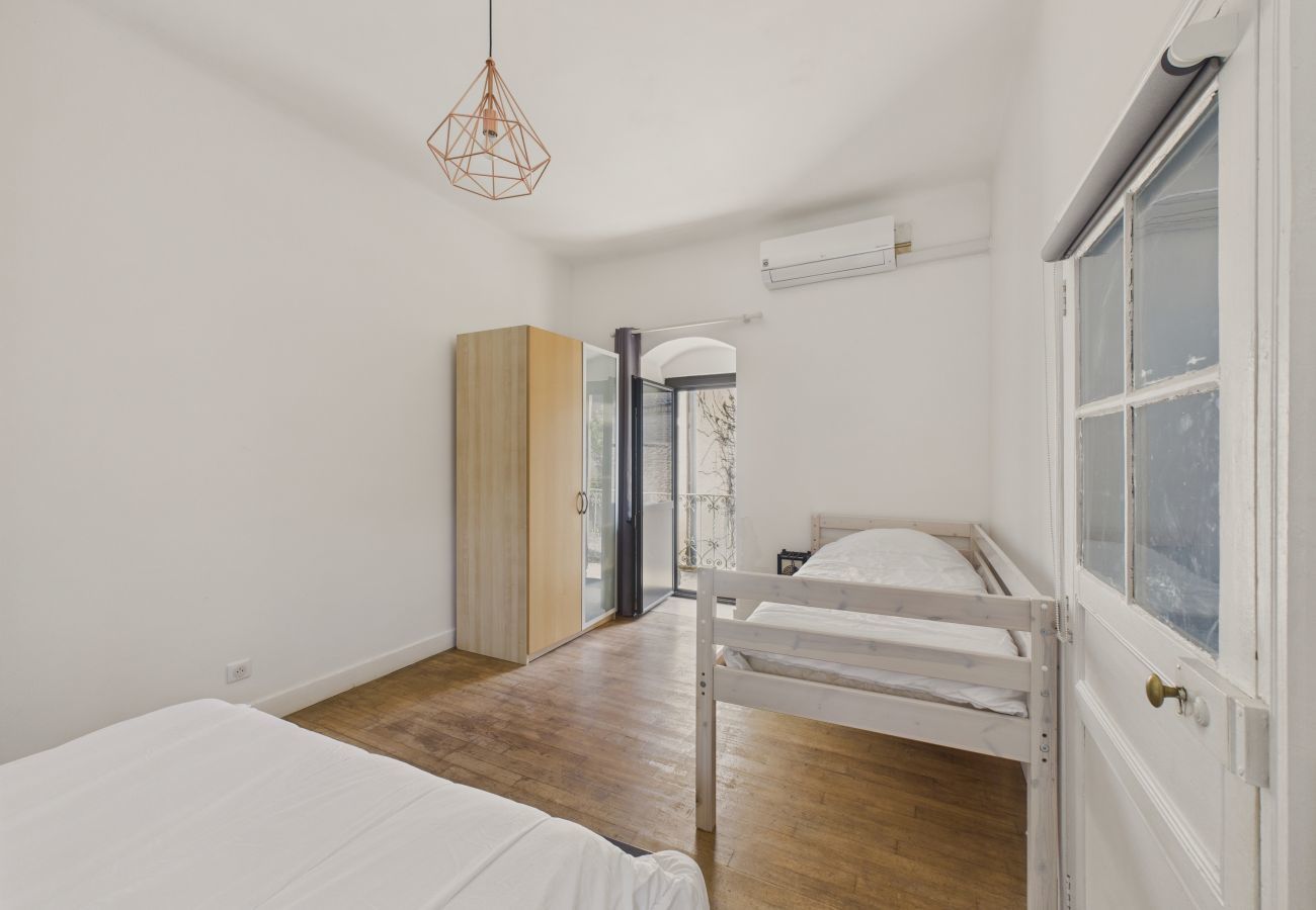Maison à Saint-Léon-sur-Vézère - Maison pour 5 avec cour extérieure dans le centre