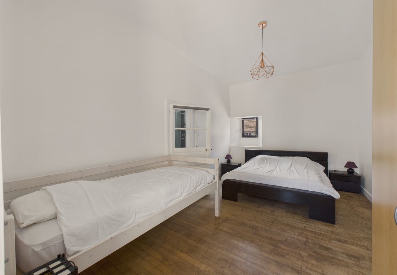 Maison à Saint-Léon-sur-Vézère - Maison pour 5 avec cour extérieure dans le centre