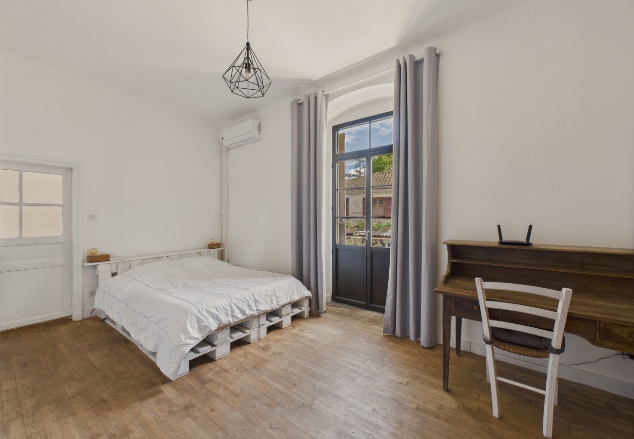 Maison à Saint-Léon-sur-Vézère - Maison pour 5 avec cour extérieure dans le centre