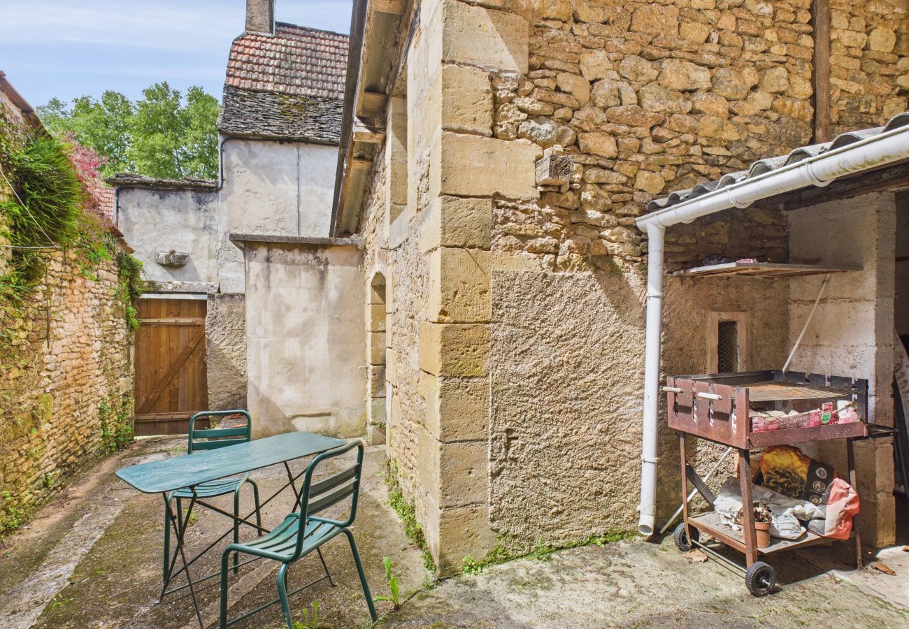 Maison à Saint-Léon-sur-Vézère - Maison pour 5 avec cour extérieure dans le centre