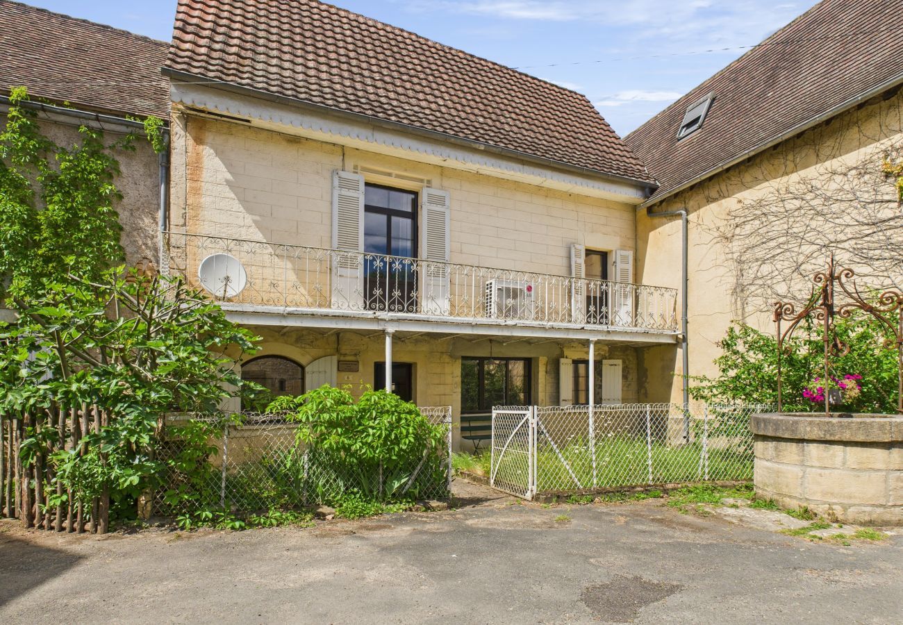 Maison à Saint-Léon-sur-Vézère - Maison pour 5 avec cour extérieure dans le centre