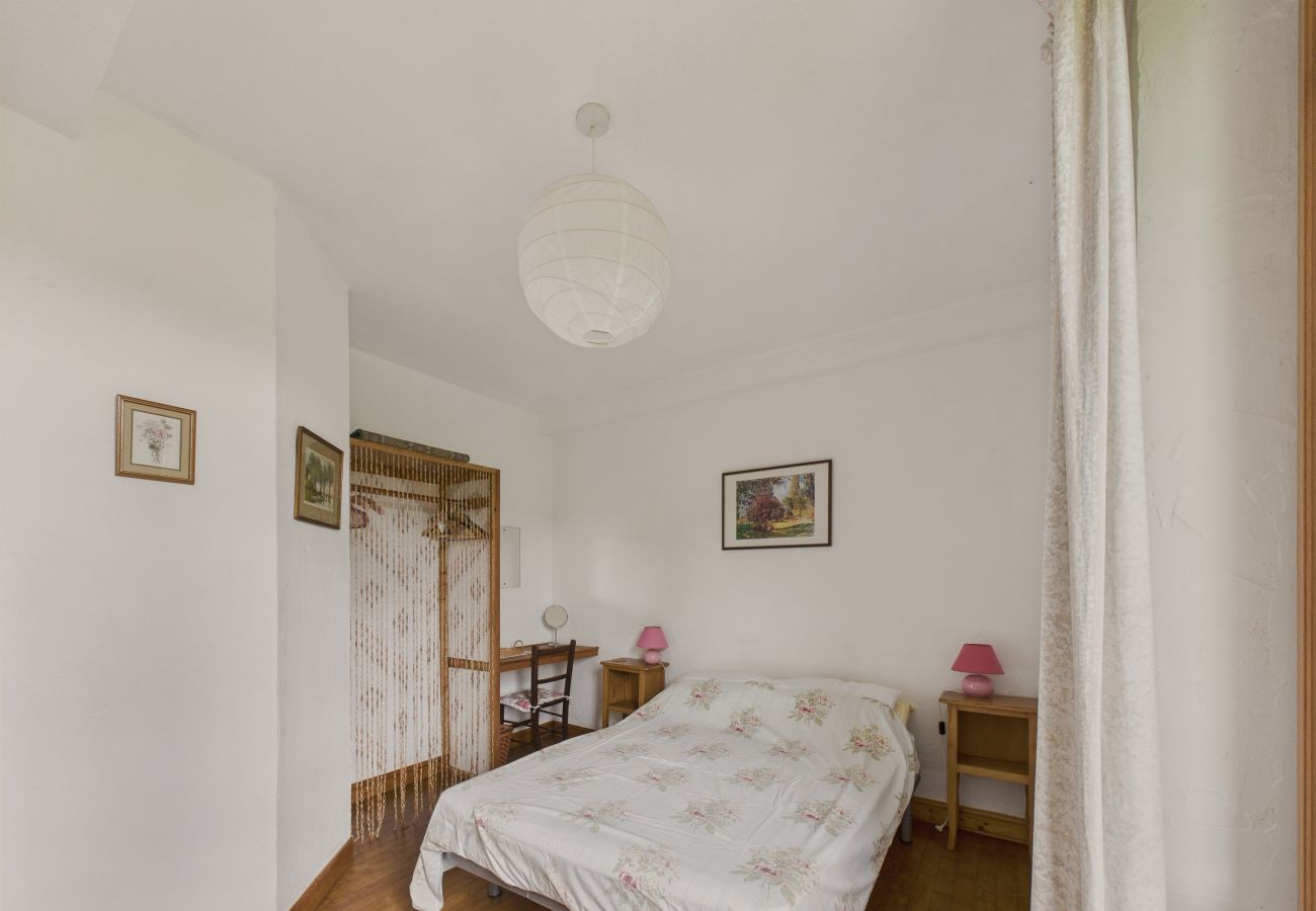 Maison à Montignac - Gîte mitoyen, 4 adultes 1 enfant, piscine commune