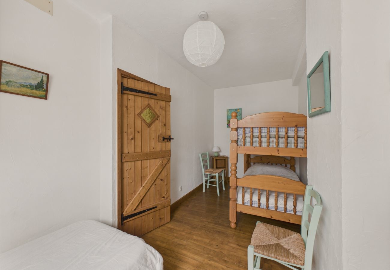 Maison à Montignac - Gîte mitoyen, 4 adultes 1 enfant, piscine commune