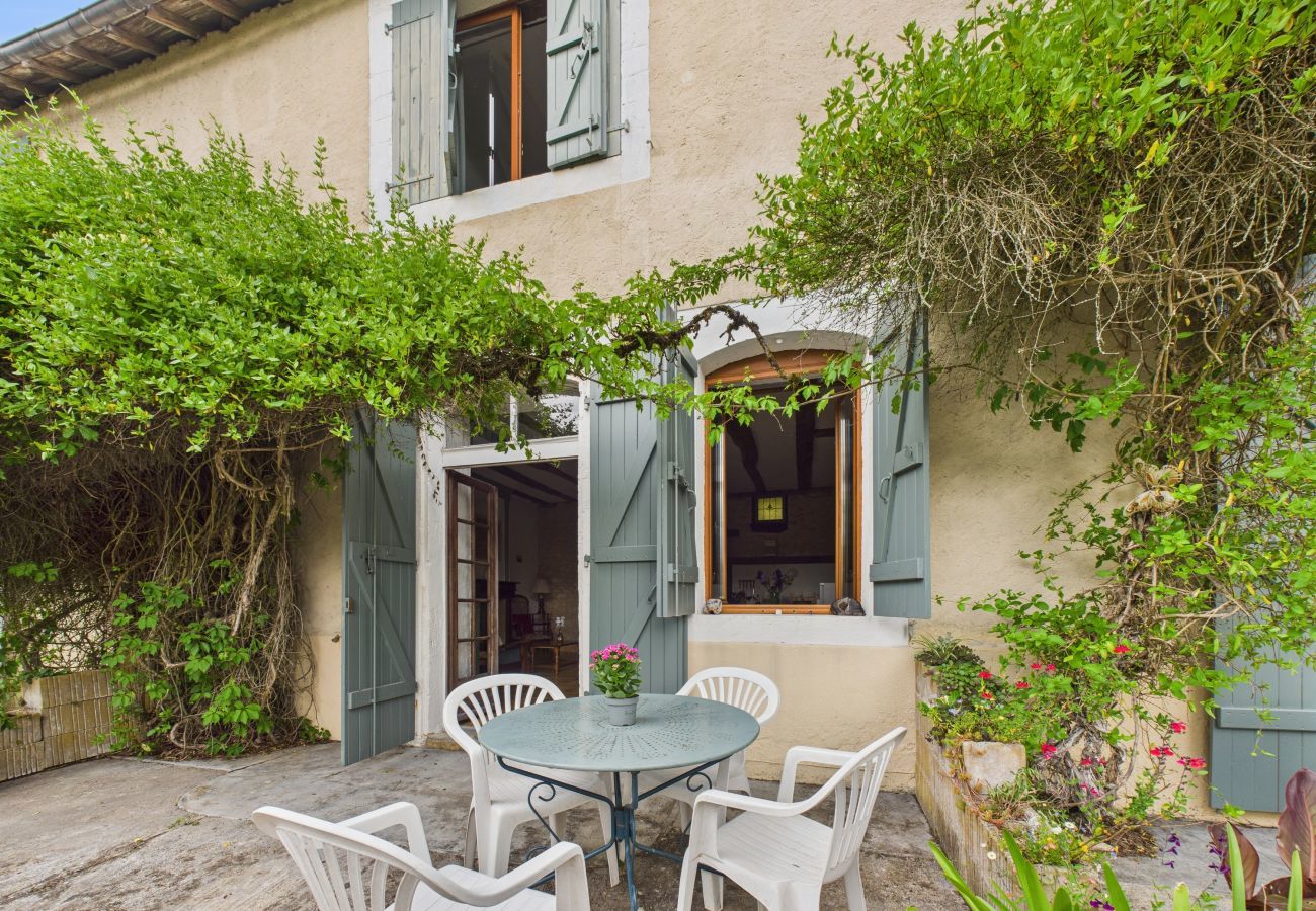 Maison à Montignac - Gîte mitoyen, 4 adultes 1 enfant, piscine commune