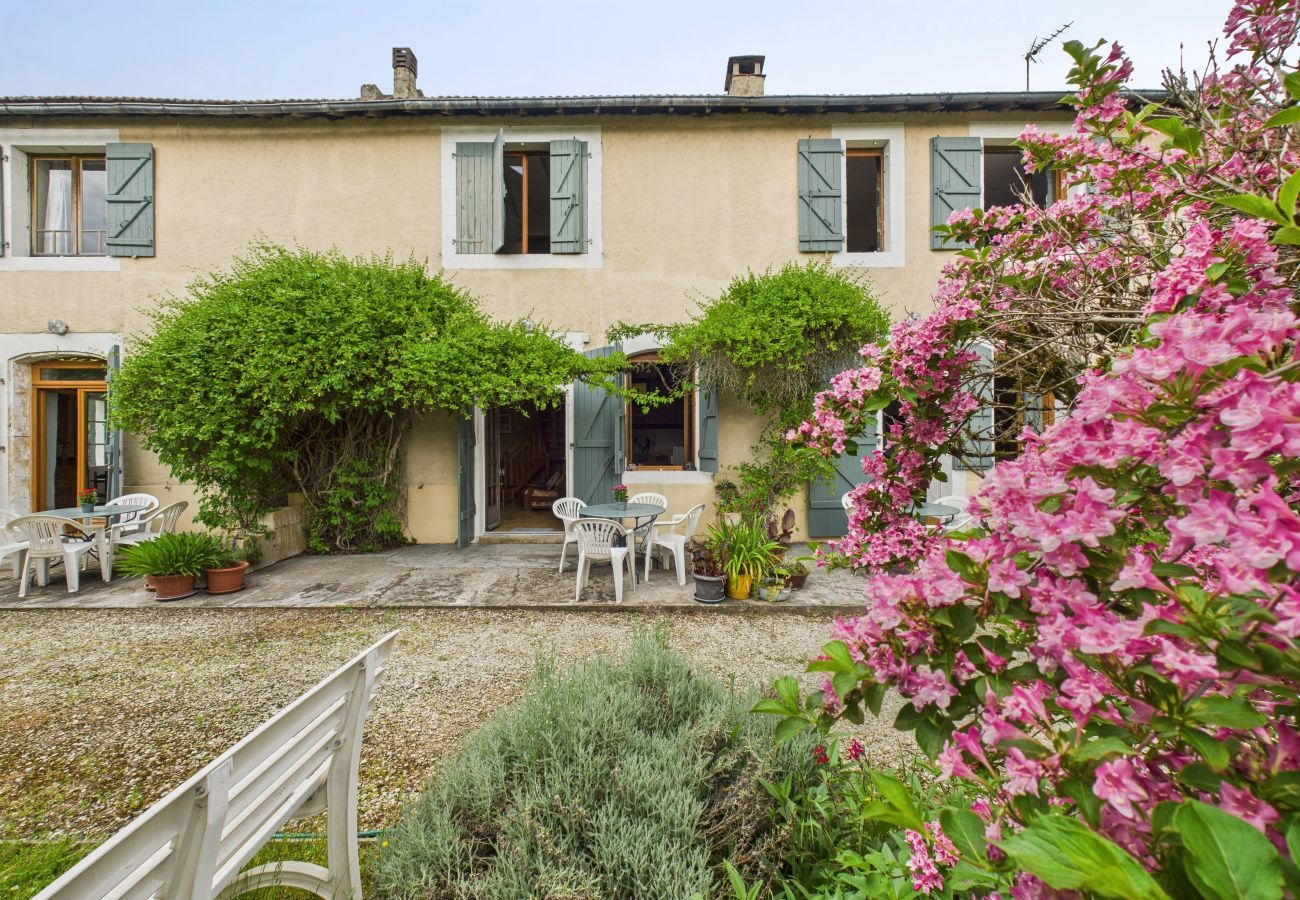 Maison à Montignac - Gîte mitoyen, 4 adultes 1 enfant, piscine commune
