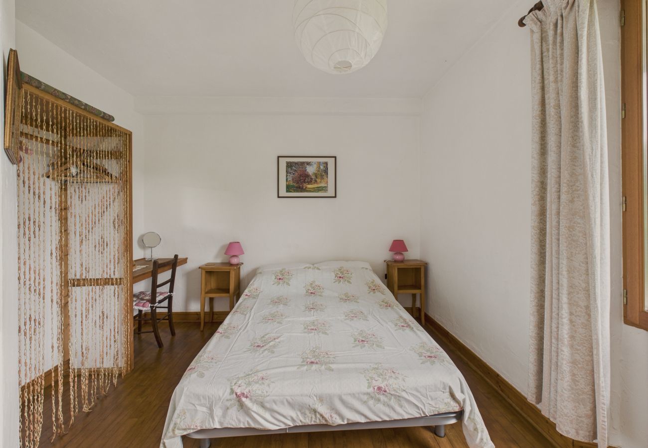 Maison à Montignac - Gîte mitoyen, 4 adultes 1 enfant, piscine commune