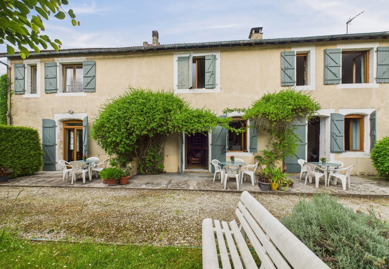 Maison à Montignac - Gîte mitoyen, 4 adultes 1 enfant, piscine commune
