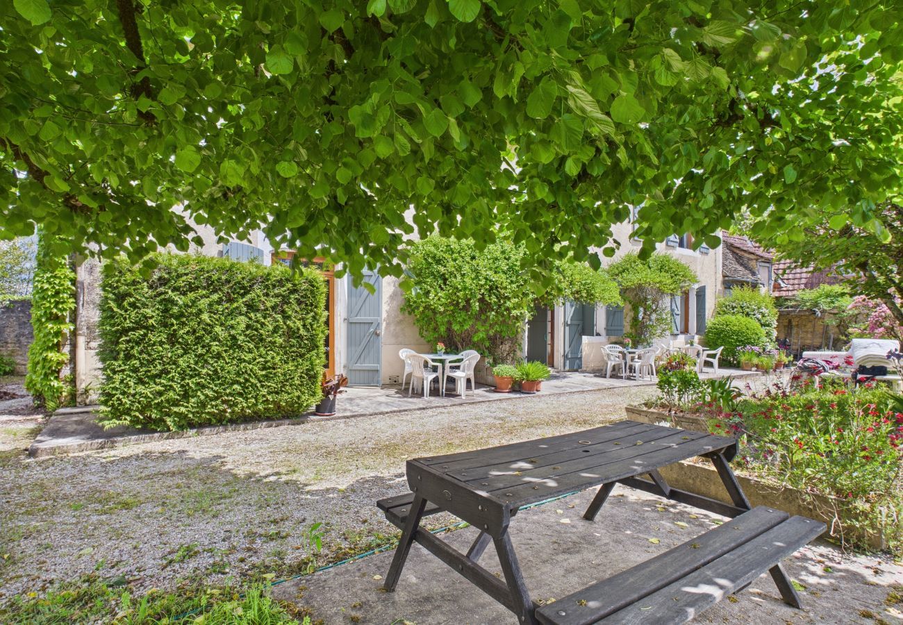 Maison à Montignac - Gîte mitoyen, 4 adultes 1 enfant, piscine commune