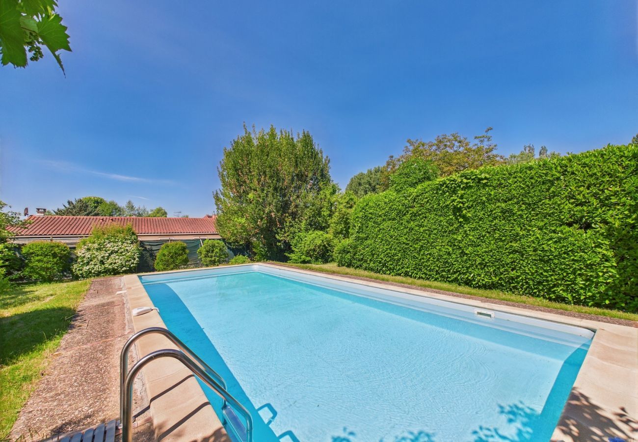 Maison à Montignac - Gîte mitoyen, 4 adultes 1 enfant, piscine commune