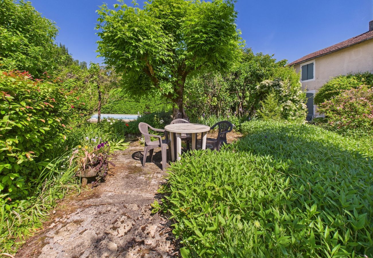 Maison à Montignac - Gîte mitoyen, 4 adultes 1 enfant, piscine commune