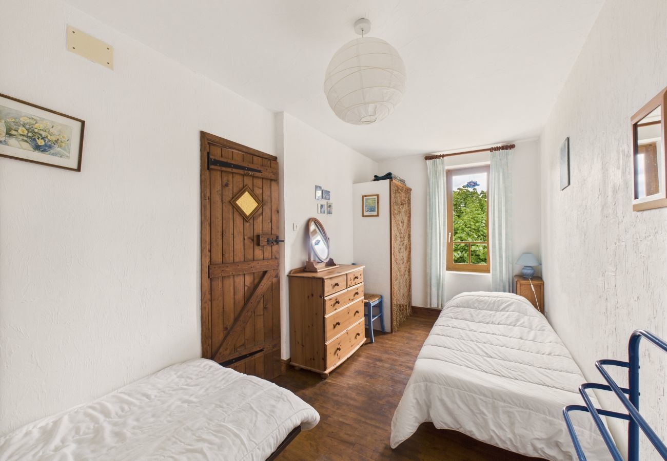 Maison à Montignac - Gîte mitoyen pour 4 - piscine commune - jardin