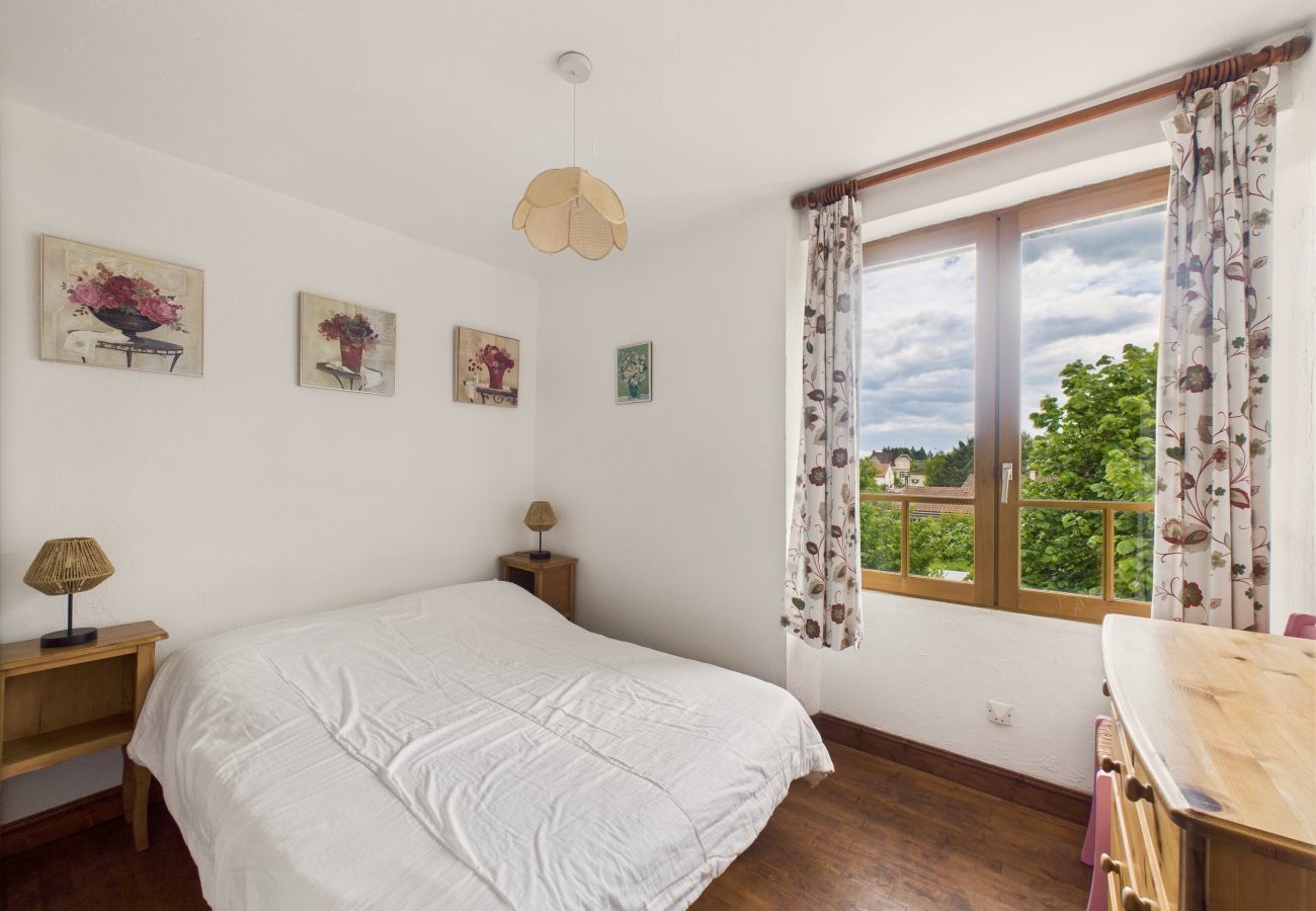 Maison à Montignac - Gîte mitoyen pour 4 - piscine commune - jardin