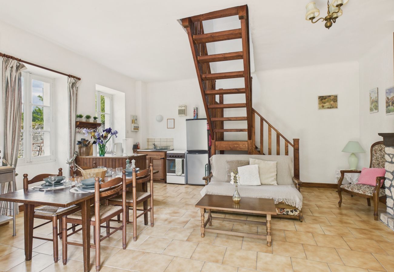 Maison à Montignac - Gîte mitoyen pour 4 - piscine commune - jardin