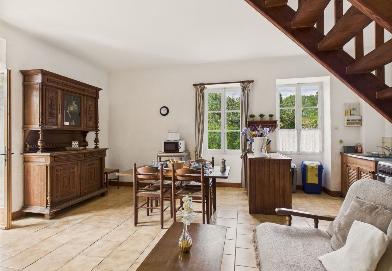 Maison à Montignac - Gîte mitoyen pour 4 - piscine commune - jardin