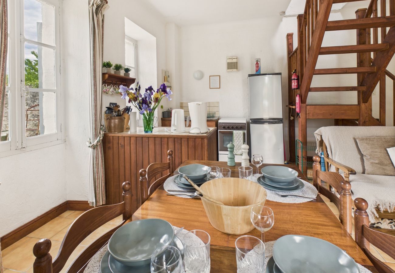 Maison à Montignac - Gîte mitoyen pour 4 - piscine commune - jardin