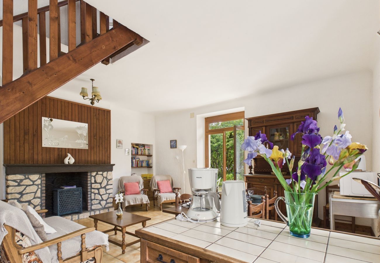 Maison à Montignac - Gîte mitoyen pour 4 - piscine commune - jardin