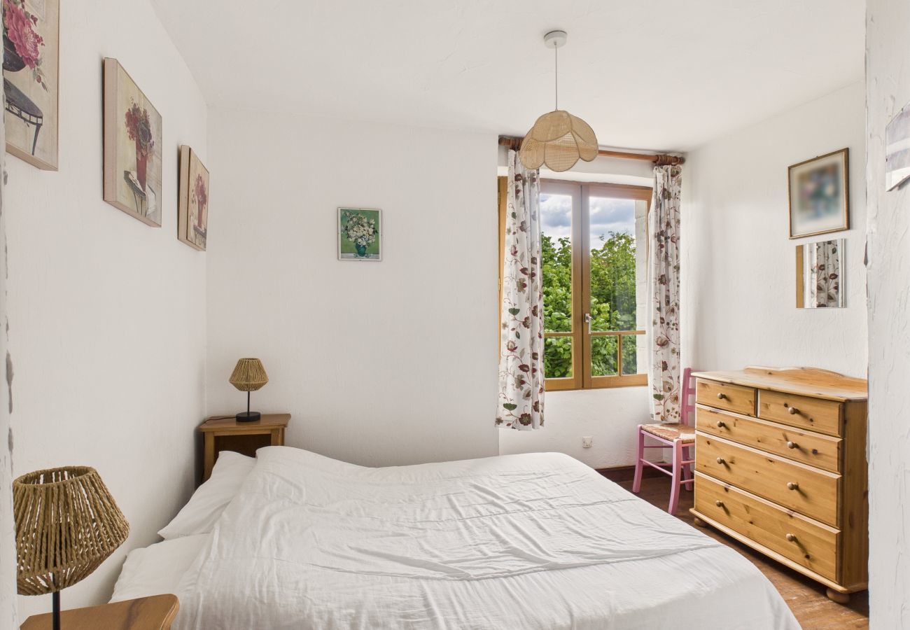 Maison à Montignac - Gîte mitoyen pour 4 - piscine commune - jardin