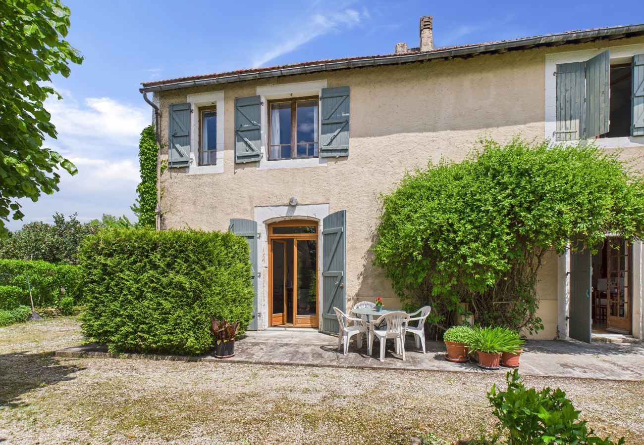 Maison à Montignac - Gîte mitoyen pour 4 - piscine commune - jardin