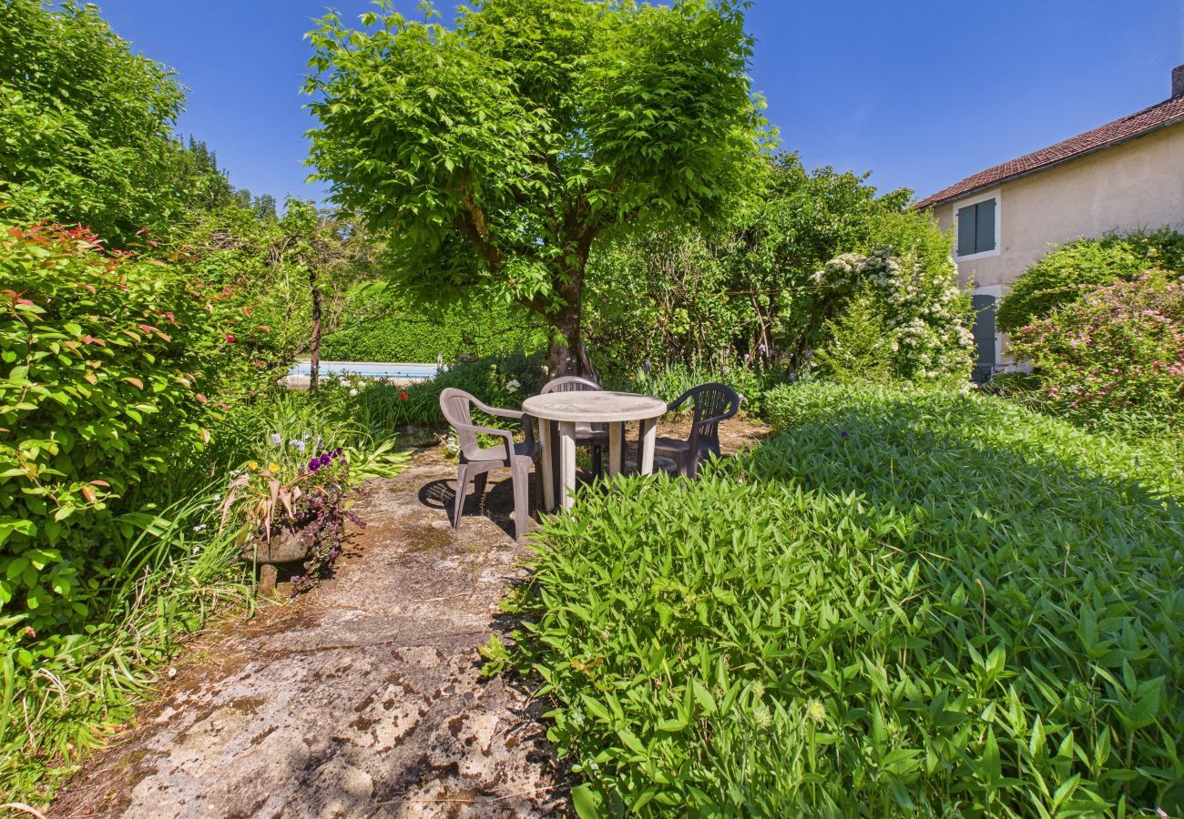 Maison à Montignac - Gîte mitoyen pour 4 - piscine commune - jardin