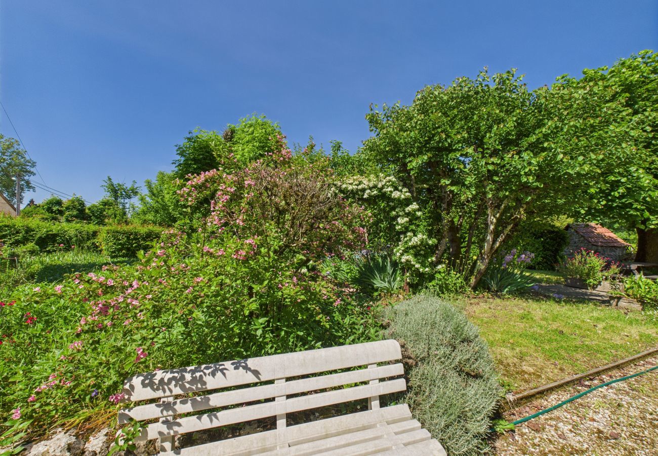 Maison à Montignac - Gîte mitoyen pour 4 - piscine commune - jardin
